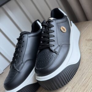 Czarne sneakersy na masywnej białej podeszwie